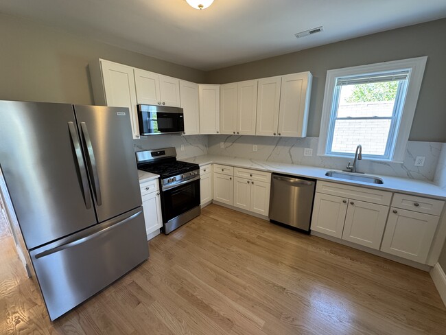 Building Photo - 116 Holland St