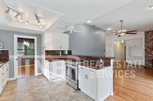 Building Photo - 3065 Cerro Cir