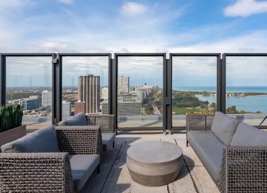 Building Photo - 530 W Hawthorne Pl