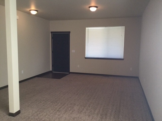 Building Photo - 1104 Orchard Ave W