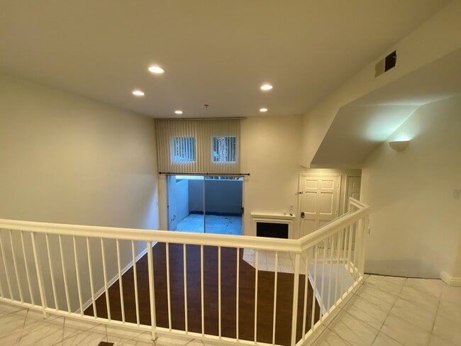 Foto del edificio - Awesome Townhouse in El Segundo w/Laundry in Unit, Garage and Pool