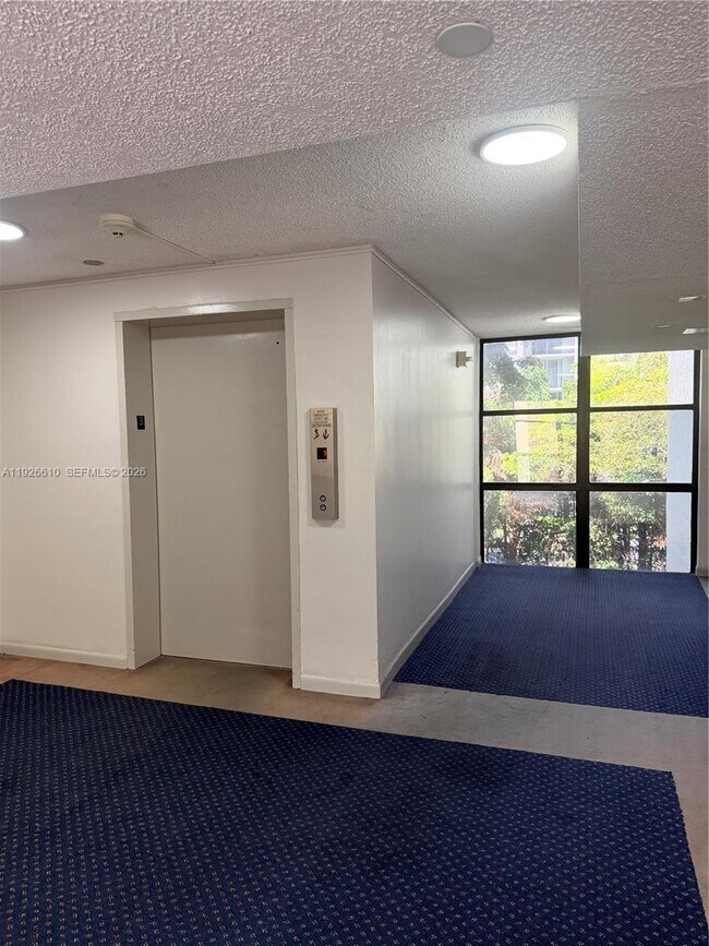 Foto del edificio - 17021 N Bay Rd
