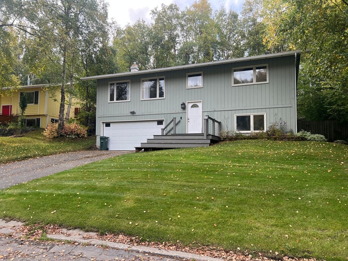 Primary Photo - 4 Bedroom House in Prime Oceanview Location