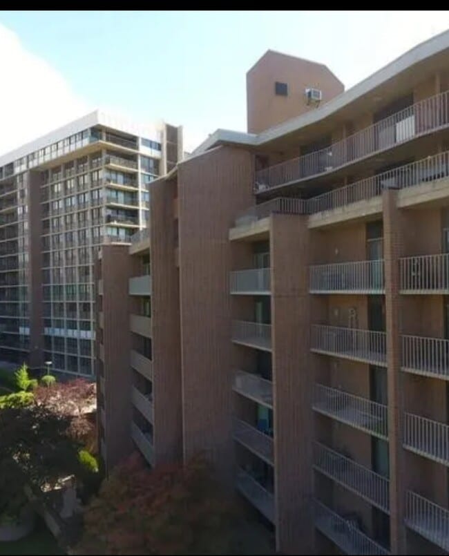 Foto del edificio - 245 N Vine St