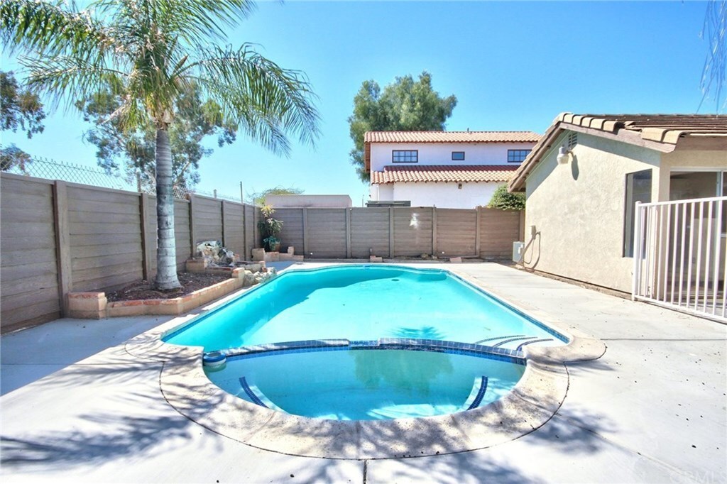 Foto principal - 107 Peppertree Dr