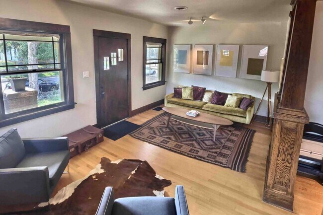 Foto del edificio - West Highlands 2 Bedroom Duplex with 2 Car...