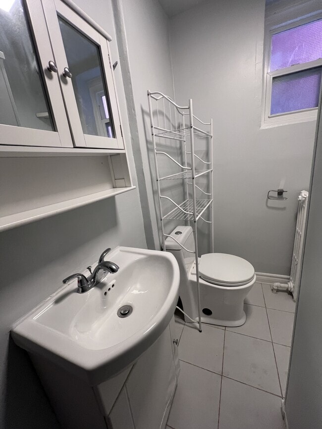 Building Photo - 959 Main St E