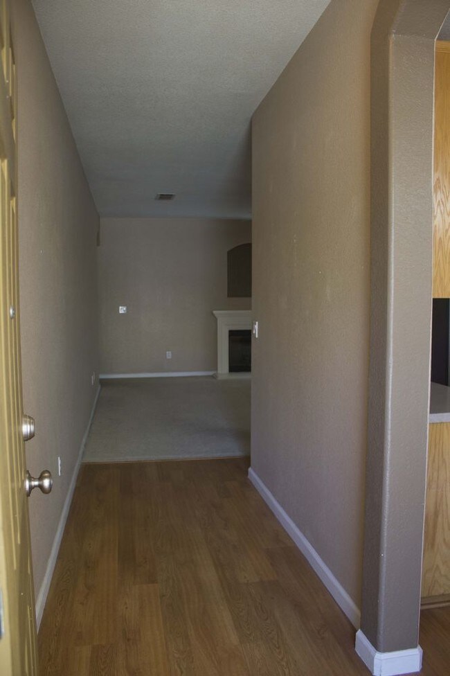 Building Photo - 9752 W Taron Drive Elk Grove CA 95757