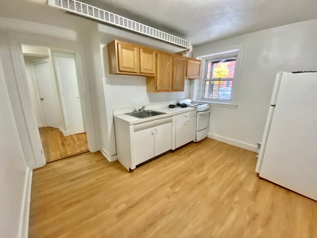 Building Photo - 1589 Beacon St