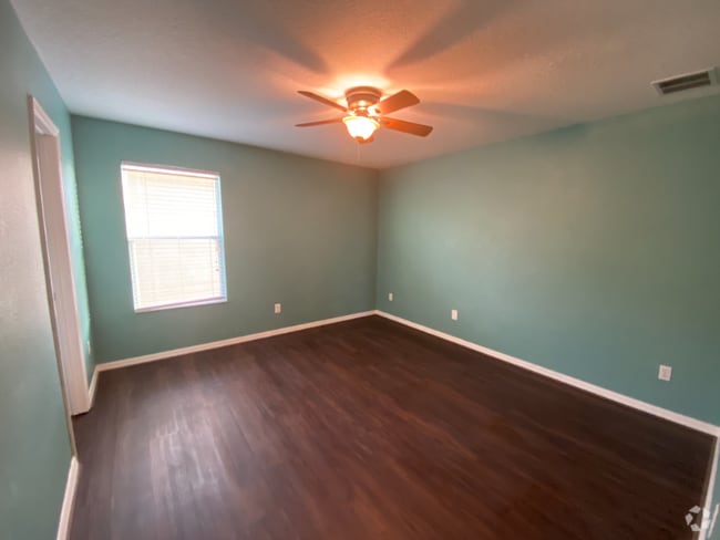 Building Photo - 1353 Karok St