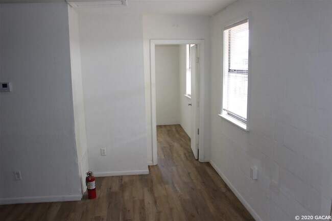 Foto del edificio - 641 NE Waldo Rd