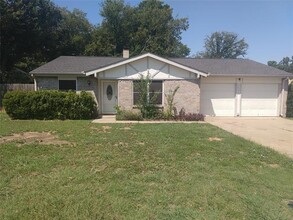 Building Photo - 3600 Biscay Dr