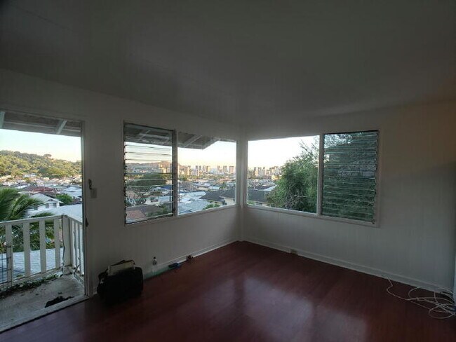 Building Photo - WAOLANI ST 2/1 cottage, yard w/ service