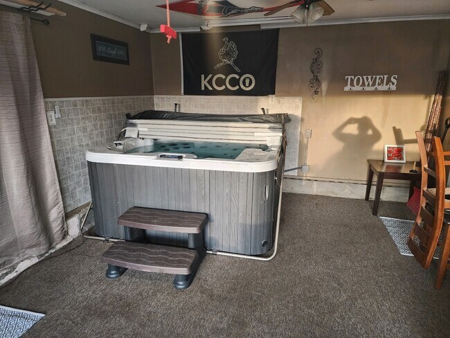 Hot Tub - 400 Fairmount Ave