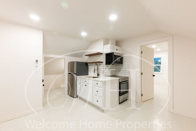 Building Photo - 310 SE 6th St