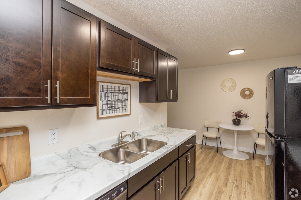 Primary Photo - Parkview Apartments