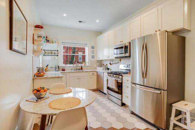 Foto del edificio - Nice Two Bedroom Home near Union Market - ...