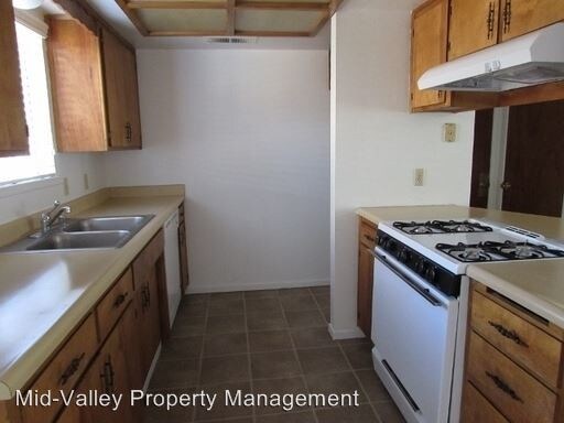 Building Photo - 511 N Quince Ave