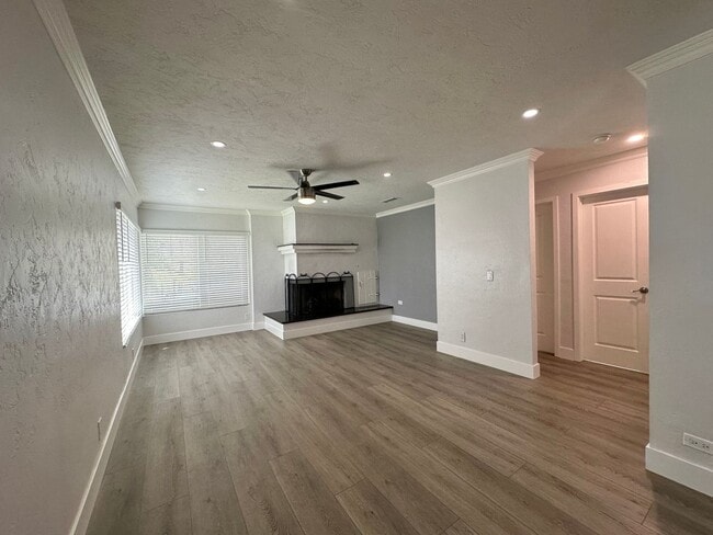 Building Photo - 4875-4885 Normandie Place