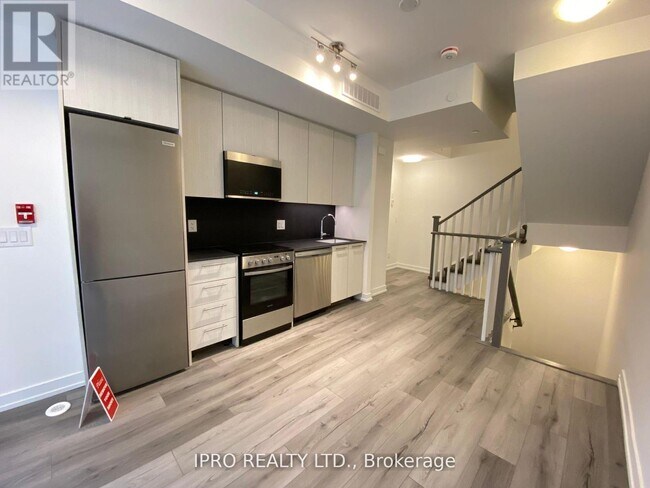 Building Photo - 65-861 SHEPPARD Ave