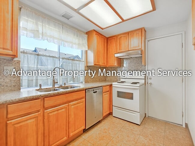 Building Photo - Single Story 2 Bed / 2 Bath, 977 Sq ft Condo