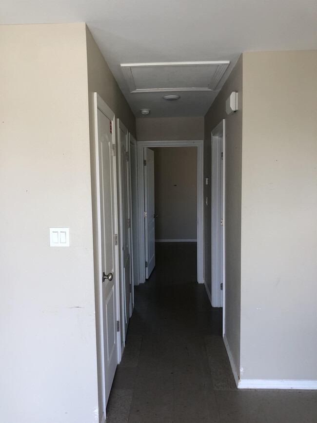 Building Photo - 2901 E De La Rosa Drive - C