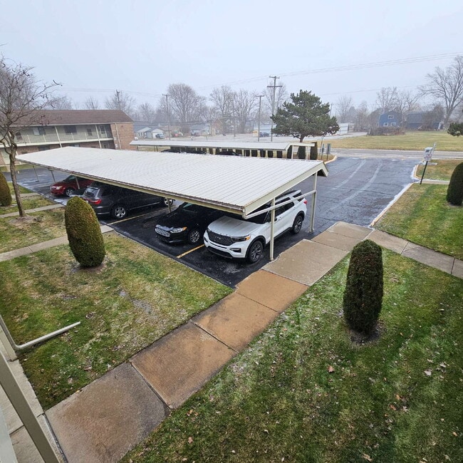 Foto del edificio - 1 Bedroom Condo Close to Lake St. Clair. Upper Unit with Spacious Living Room, Large Bedroom and ...