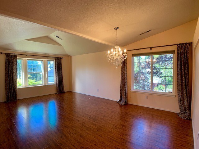 Foto del edificio - Unique 4 Bedroom Home- Minutes to Vancouve...