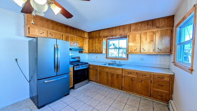 Building Photo - 24 Hoyt St