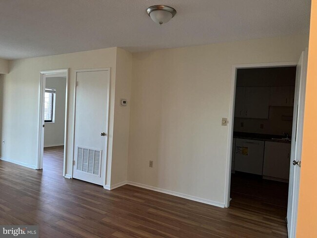 Foto del edificio - 15101 Interlachen Dr