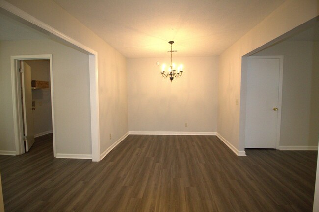 Foto del edificio - 6197 Trestlewood Dr