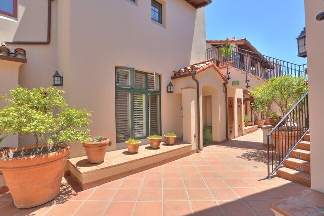Building Photo - Downtown Luxury One Bedroom with Private G...