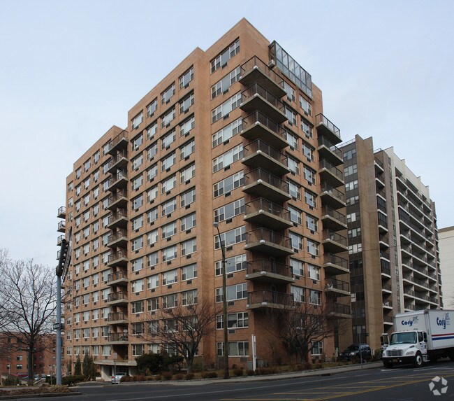 Carlton Plaza Apartments - 26 Strawberry Hill Ave