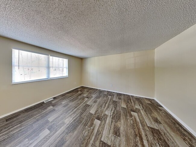 Building Photo - Beautifully Appointed Home with Fireplace ...