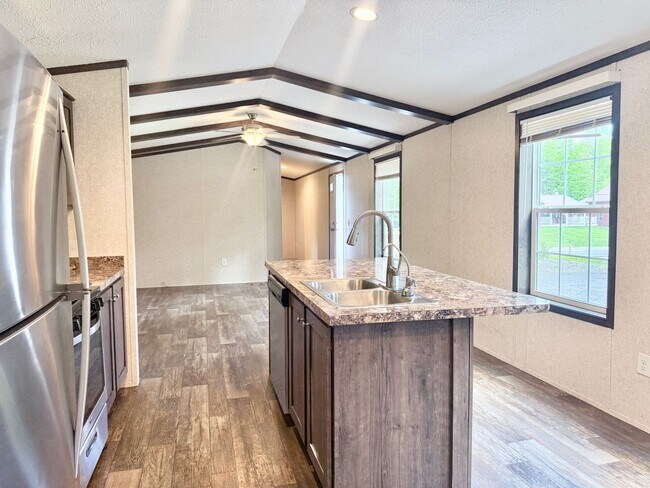 Foto del edificio - Nearly new 3 bedroom mobile home on a big ...