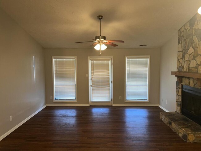 Building Photo - 1849 Tryon Dr