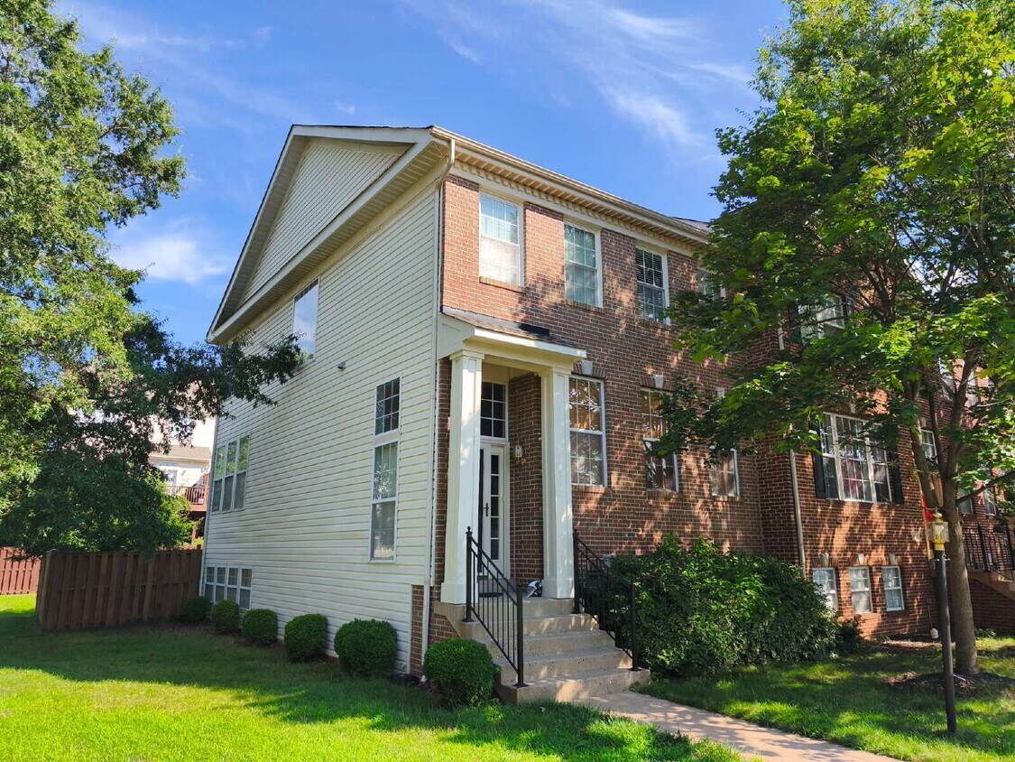 Exceptional End-Unit Townhome with Expansi... - Exceptional End-Unit Townhome with Expansi...