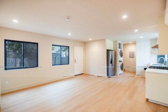 Building Photo - 4541 1/2 Melbourne Ave