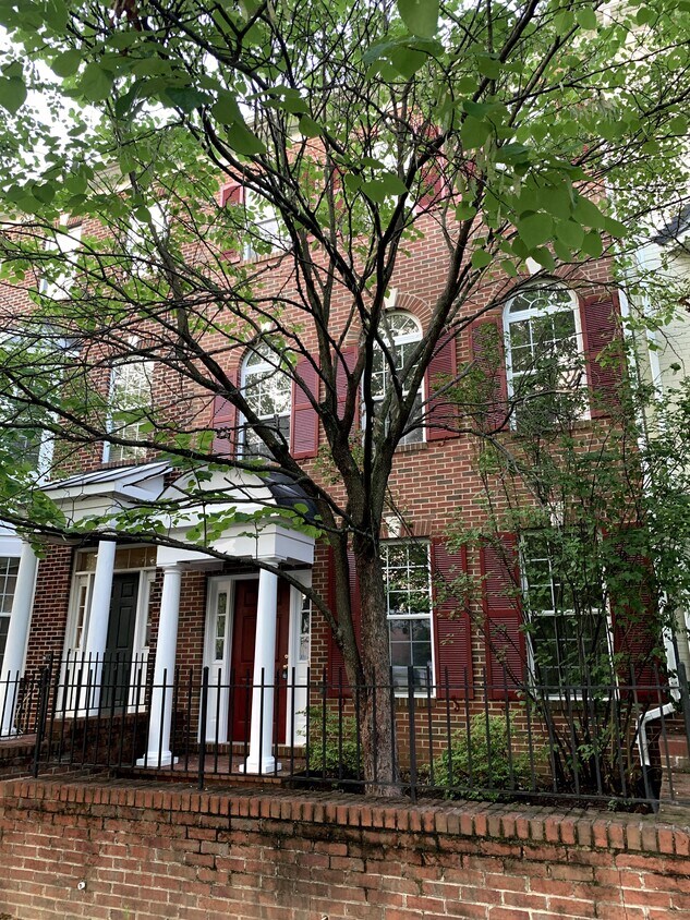 Townhouse - 719 Pleasant Dr