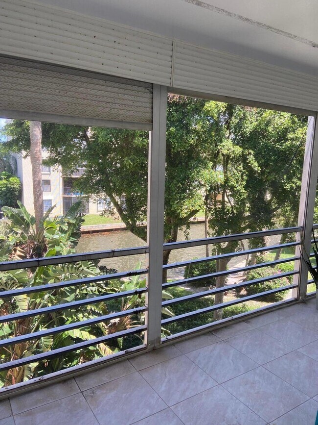 Foto del edificio - 200 Waterway Dr S