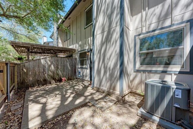 Building Photo - 1017 Solano Dr
