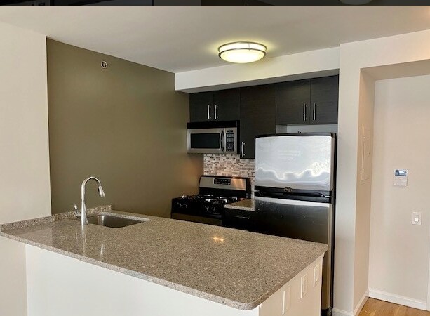 Kitchen - 165 W 21st St