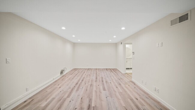 Building Photo - 430 N Maple Dr