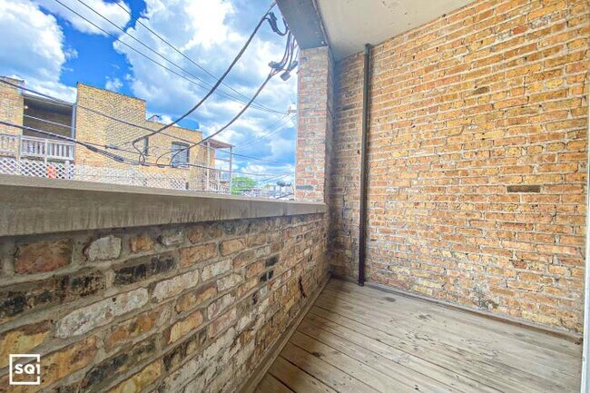 Building Photo - 2 bedroom in Chicago IL 60657