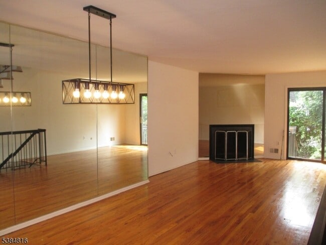 Foto del edificio - 181 Long Hill Rd