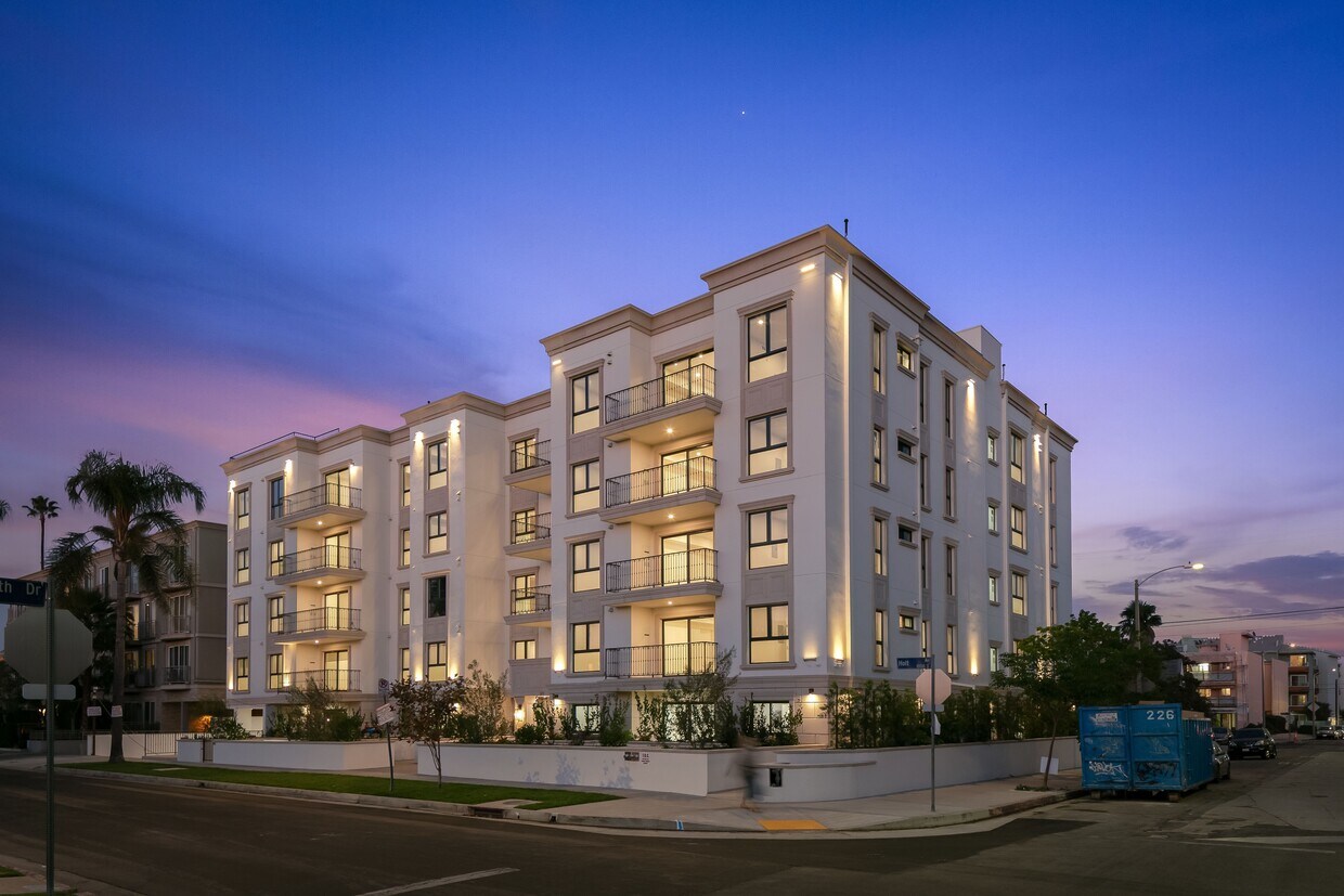 Foto principal - 1070 S Holt Ave