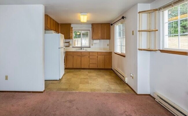 Cocina desde la sala de estar/puerta principal - 2058 Long Lake Rd SE