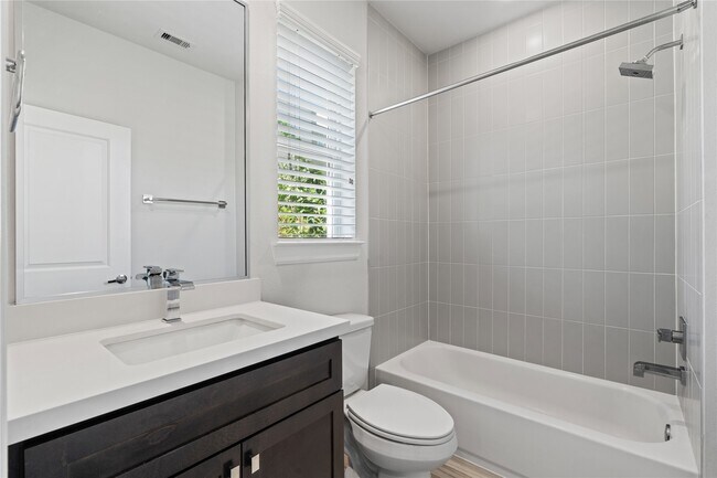 Building Photo - 1013 W 17th St