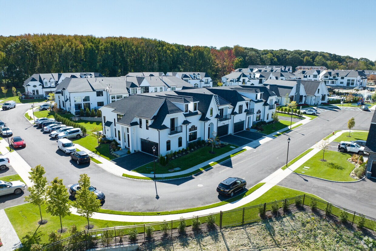 Sagamore at Mills Pond Apartments in Woodbury, NY
