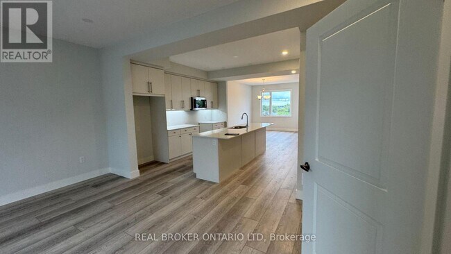 Building Photo - 925 Deveron Crescent